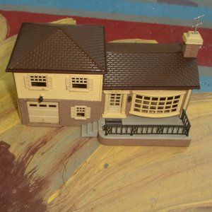 Plasticville train railroad setup HO display building split level house